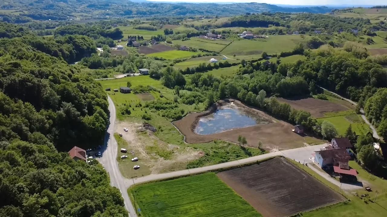 Plac Borkovici pored jezera na glavnom putu
